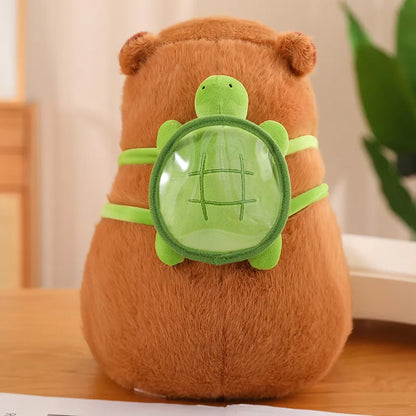 Kuscheltier Capybara braun mit grünem Schildkröten-Rucksack, Plüsch, Kinderzimmer-Deko.