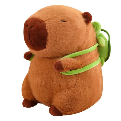 Plüsch-Capybara-Spielzeug braun mit grünem Rucksack, weiches Kuscheltier für Kinder.