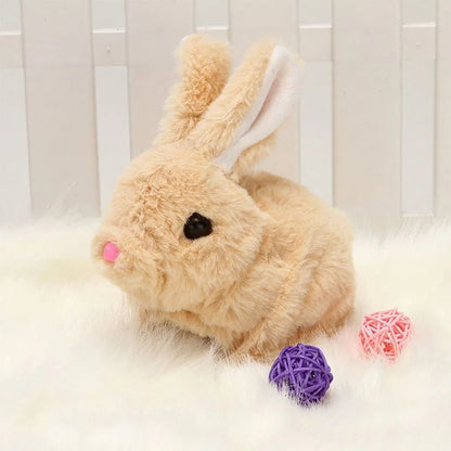 Kuscheltier Hase Plüsch beige, sitzend auf weißem Fell, mit lila und rosa Bällen, Spielzeug.