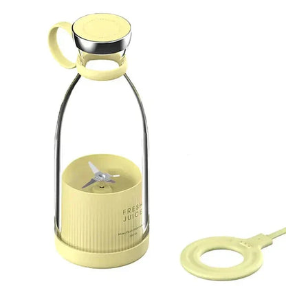 Tragbarer gelber Mixer mit Glasbehälter und abnehmbarem Deckel, ideal für frische Säfte.
