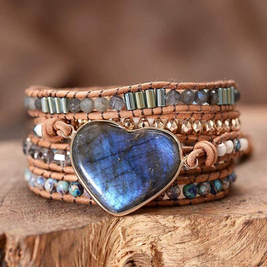 Handgemachtes Boho-Wickelarmband mit Labradorit-Herz, braunes Leder, Perlen, Damen-Schmuck.