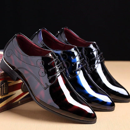 Herren Lackleder Schnürschuhe, schwarz und blau, elegant, glänzend, formell, modisch.