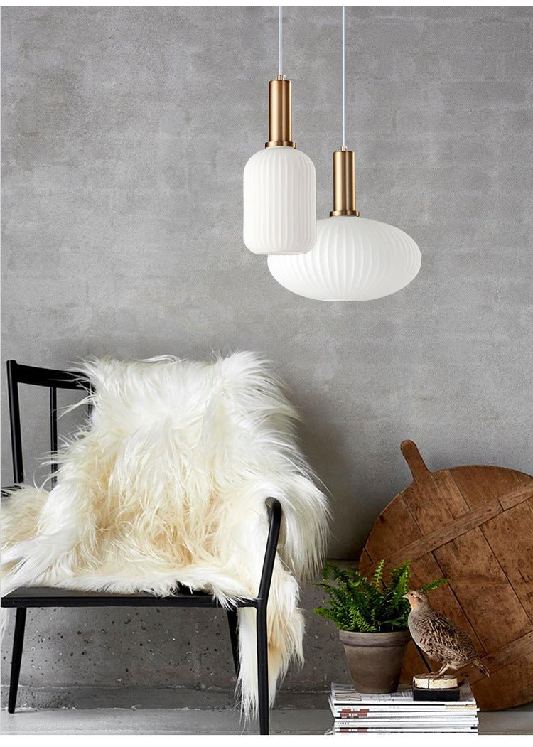 Weiße Glas-Hängelampe, skandinavisches Design, modernes Interieur, Wohnzimmerbeleuchtung.