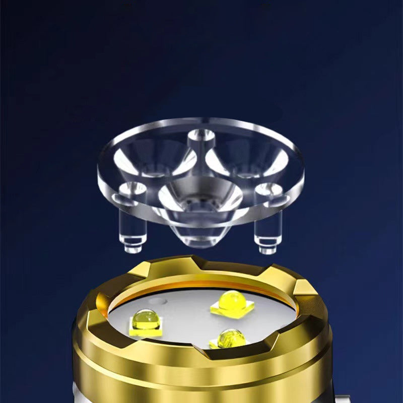 LED-Linse aus Glas, transparent, rund, für Taschenlampe, auf blauem Hintergrund.