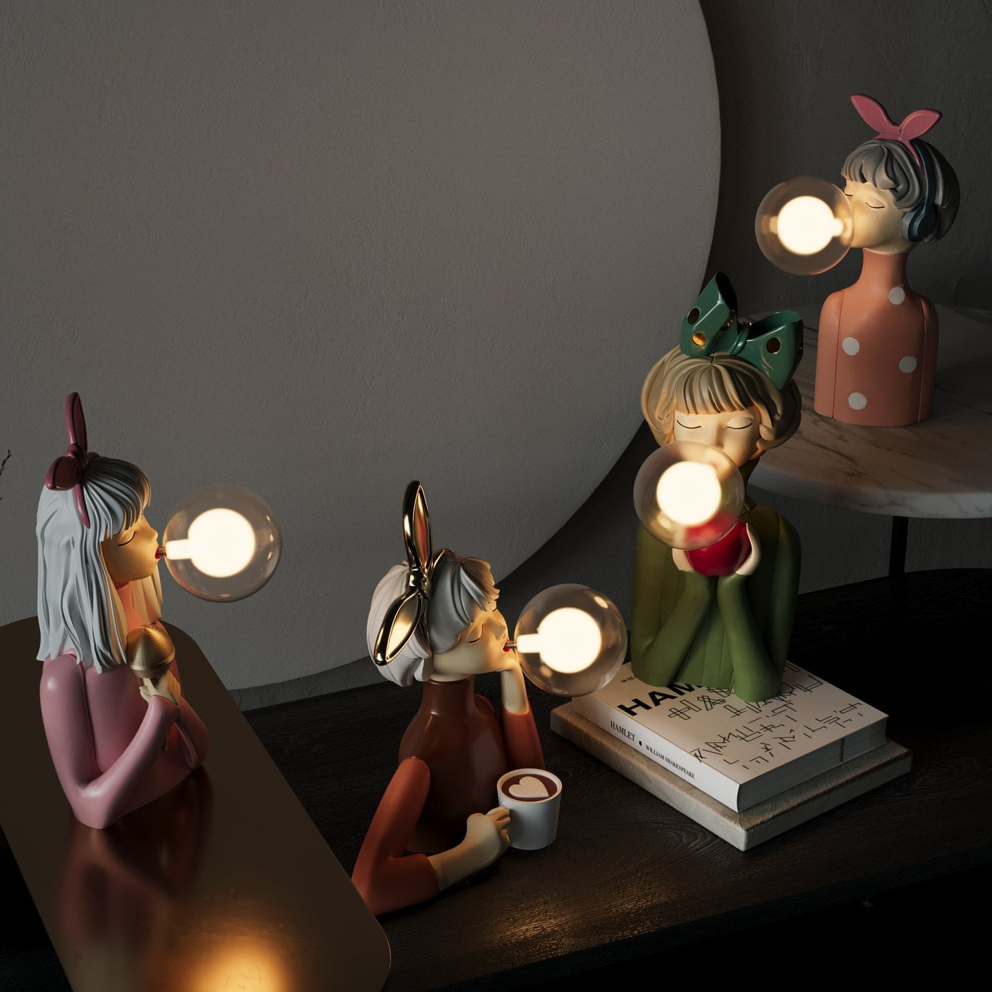 Keramikfiguren mit Glühbirnen, bunte Kleidung, dekorative Tischlampen, modernes Design.