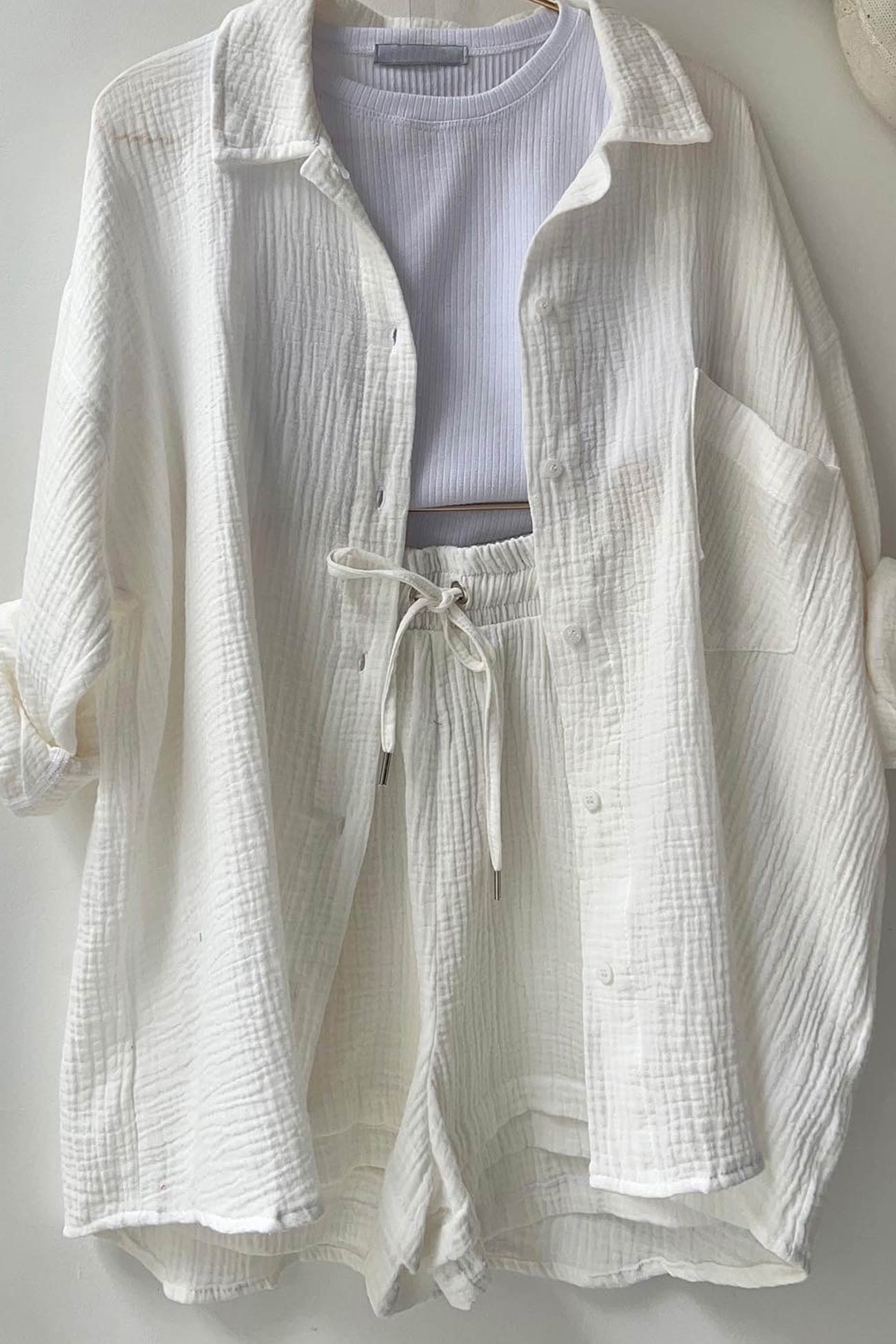 Weißes Langarmhemd und Shorts-Set aus Baumwolle für Damen, lässig und bequem.