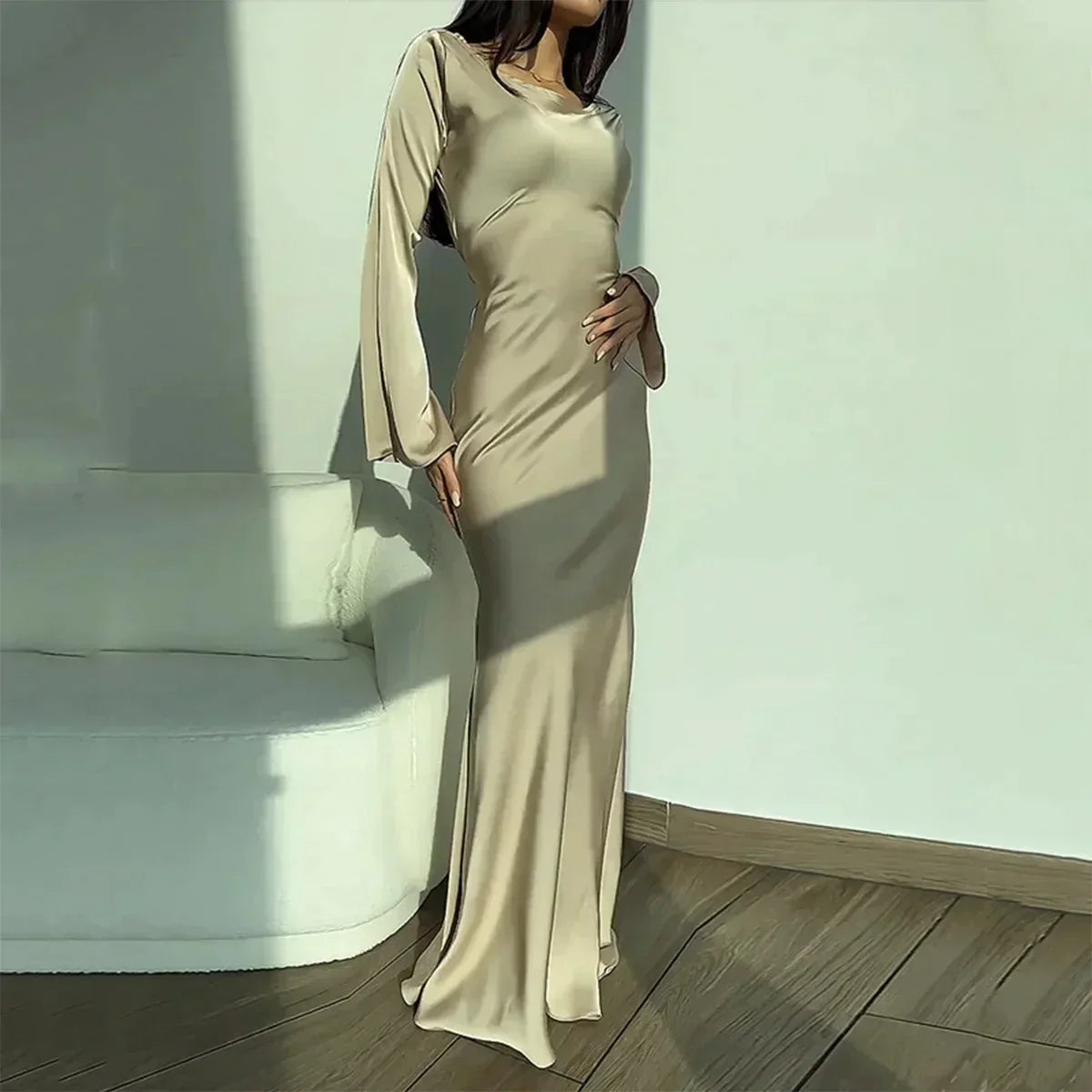 Damen Maxikleid beige Satin, elegantes Abendkleid, langärmelig, figurbetont, modisch.