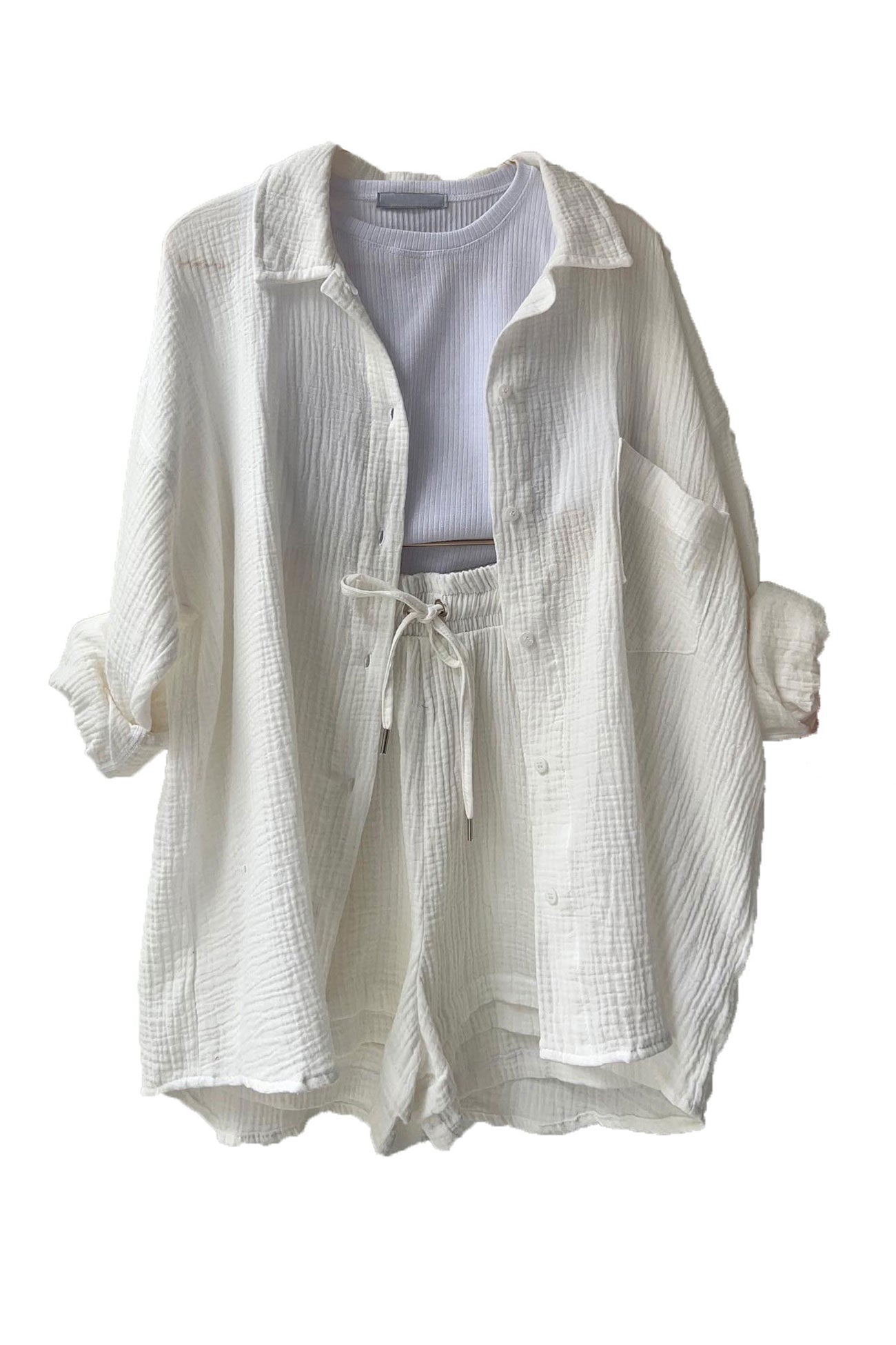 Weißes Langarmhemd und Shorts-Set aus Baumwolle für Damen, lässig und bequem.