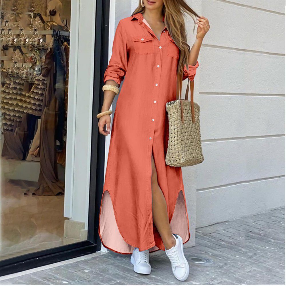 Frau in langem, orangefarbenem Hemdkleid mit Knopfleiste, Strohtasche, weiße Sneaker.