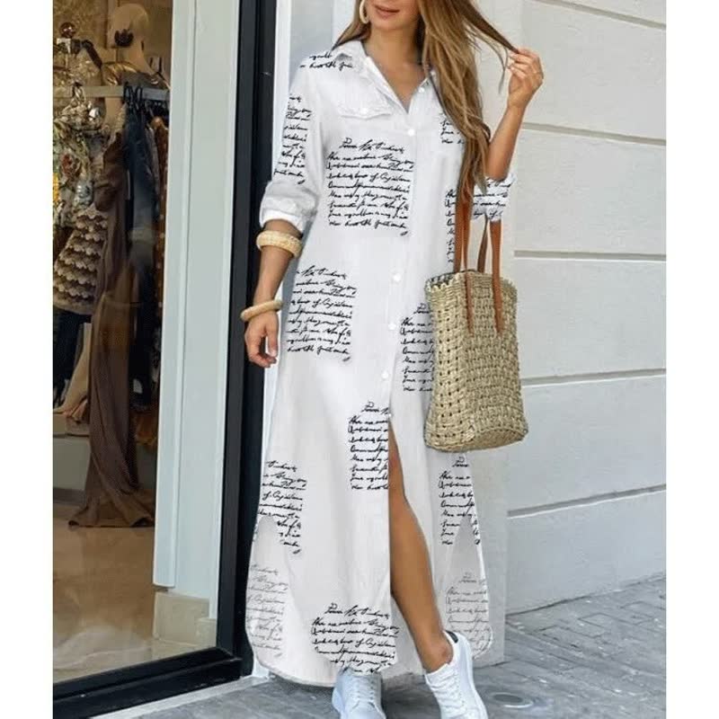 Frau in weißem Hemdkleid mit Schriftmuster, Strohtasche, weiße Sneaker, lässiger Sommerlook.