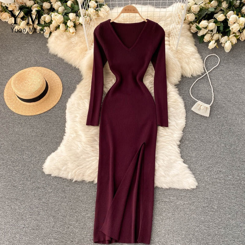 Langes, burgunderrotes Strickkleid mit V-Ausschnitt, elegantes Design, ideal für Abendmode.