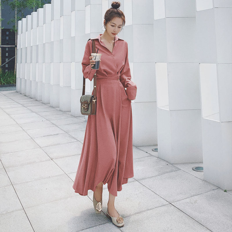 Frau in rosa Maxikleid mit Tasche, elegantes Outfit, Mode, Damenbekleidung, Stadtumgebung
