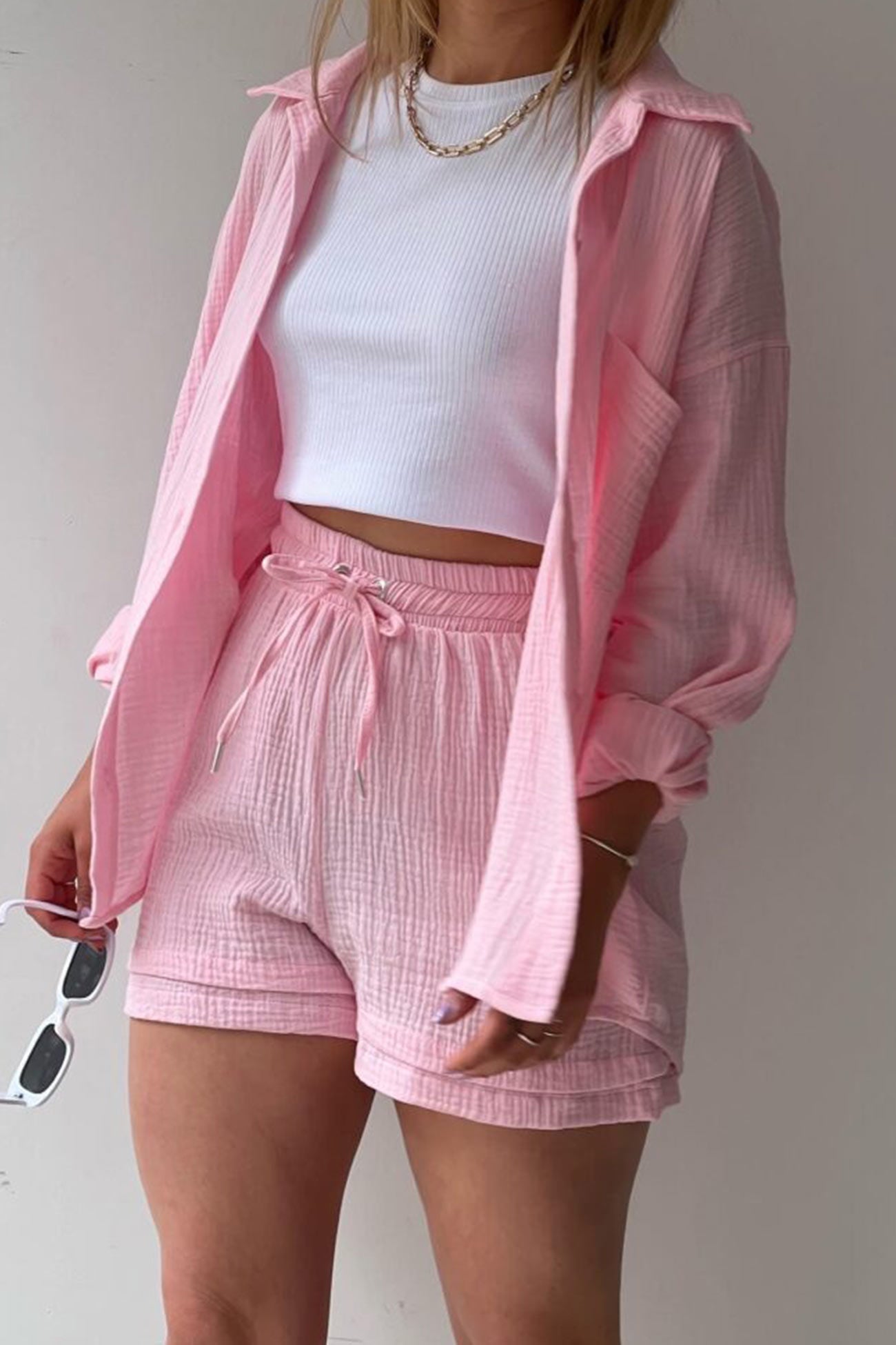 Damen-Set aus rosa Langarmhemd und Shorts, weißes Top, lässig, Sommermode.