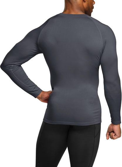 Mann in grauem, langärmligem Kompressionsshirt, Sportbekleidung, Rückansicht.