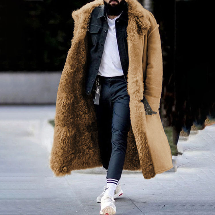Mann in braunem Lammfellmantel, schwarze Jeans, weiße Sneakers, Wintermode, Outdoor-Bekleidung.
