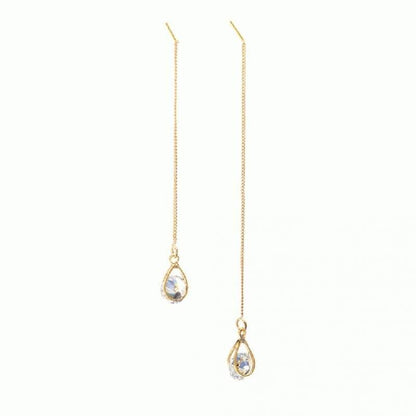 Goldene lange Tropfen Strass Ohrringe, unterschiedliche Längen, elegantes Schmuckdesign.