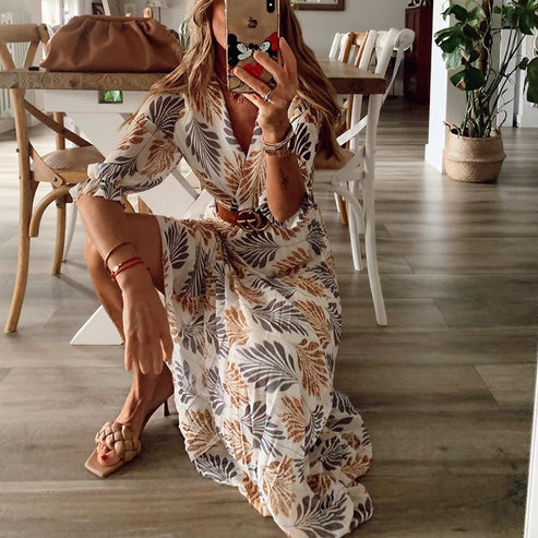 Damen Maxikleid mit Blätterdruck, weiß-braun, V-Ausschnitt, Sommermode, elegant.
