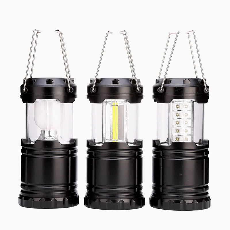 Drei schwarze LED-Campinglampen, tragbar, ausziehbar, ideal für Outdoor-Abenteuer.