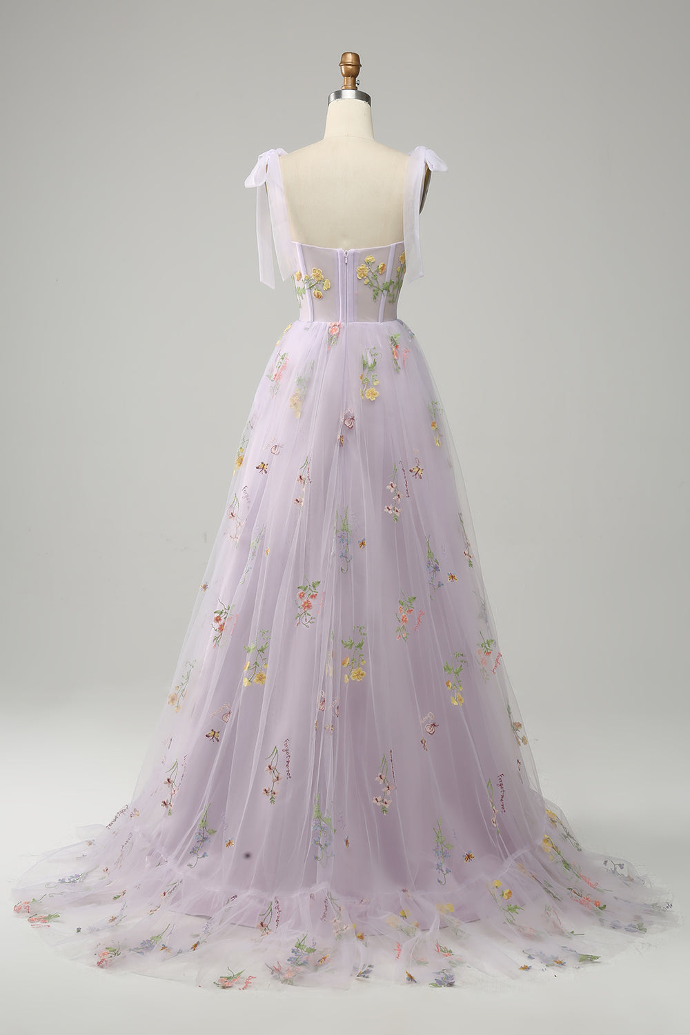 Lavendelfarbenes Abendkleid mit Blumenstickerei, Tüll, bodenlang, elegantes Design.