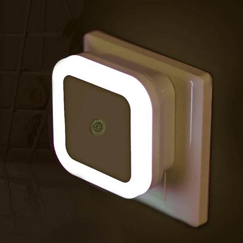 LED-Nachtlicht mit Lichtsensor, quadratisch, weiß, EU/US-Stecker, für Kinderzimmer.
