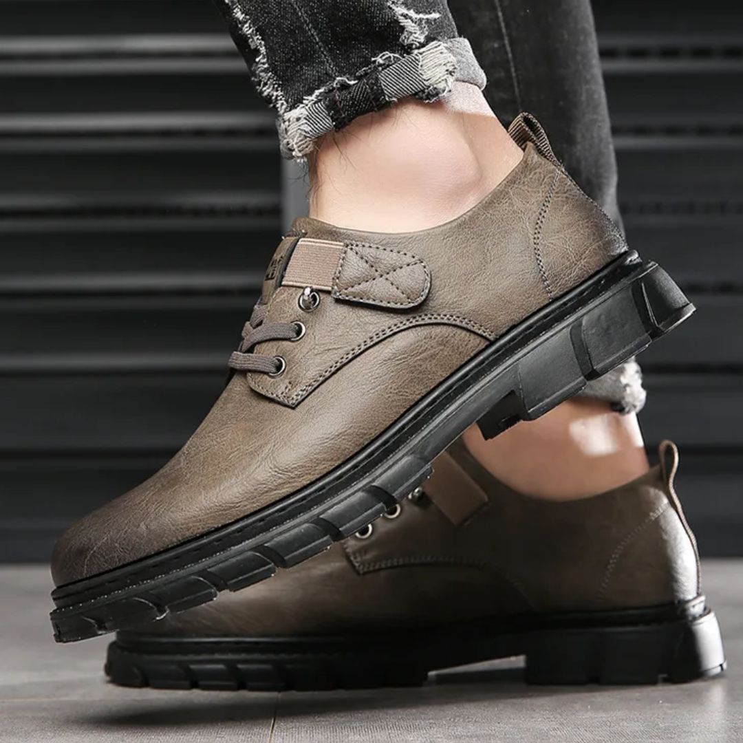 Braune Herrenschuhe aus Leder, lässig, robust, mit schwarzer Sohle, ideal für Freizeitkleidung.