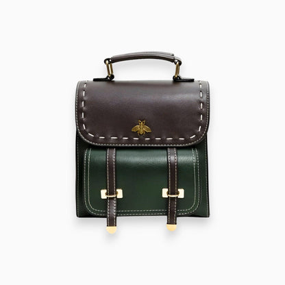 Grüner Leder-Rucksack mit brauner Klappe und Bienen-Emblem, modisch und elegant.