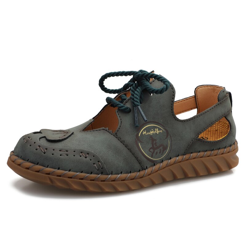 Grüner Herren-Lederslipper, atmungsaktiv, rutschfest, mit brauner Sohle.