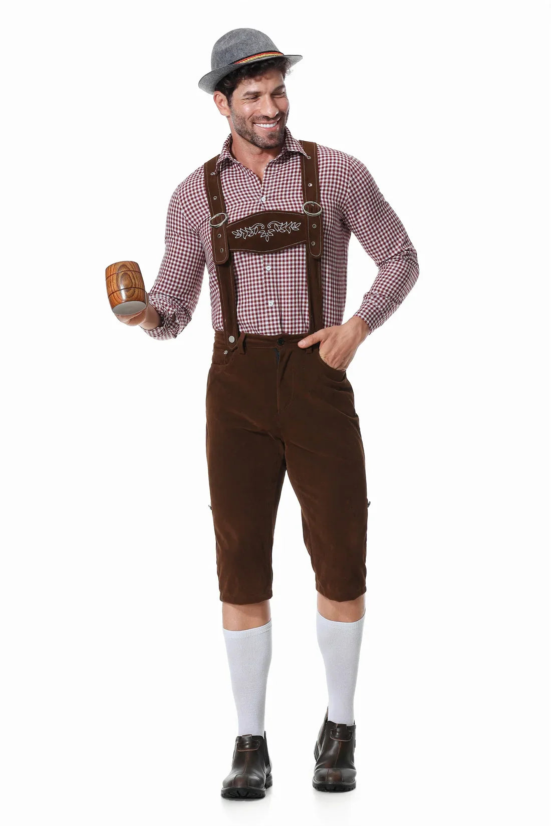 Mann in traditioneller bayerischer Tracht mit Lederhose, kariertem Hemd und Bierkrug.