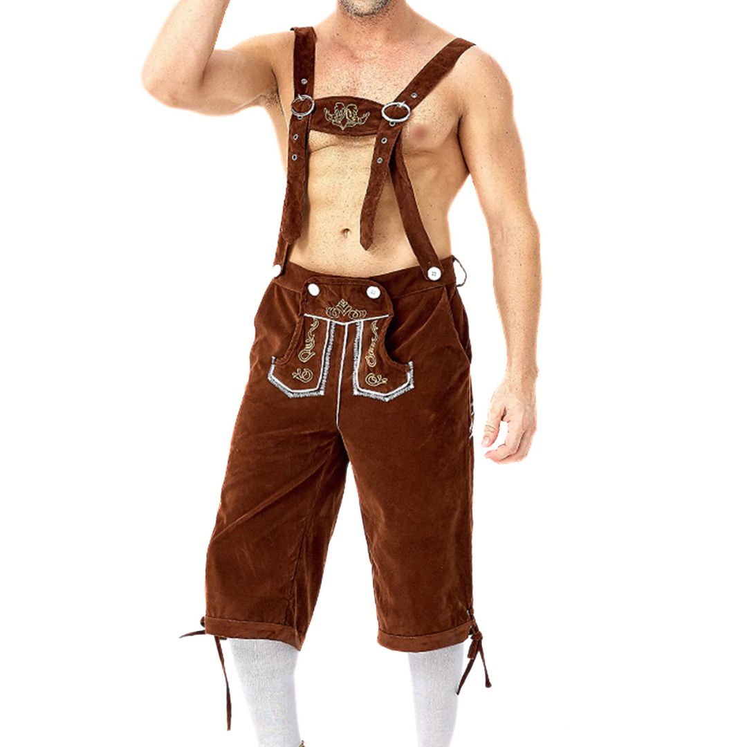 Mann in brauner Lederhose mit Hosenträgern, traditionelles bayerisches Oktoberfest-Outfit.