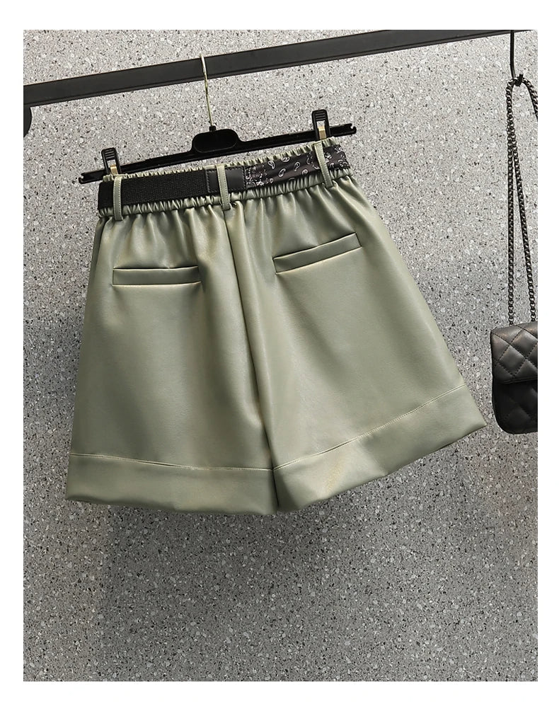 Grüne Ledershorts mit elastischem Bund, Taschen, Damenmode, elegant, stilvoll, Sommerkleidung.