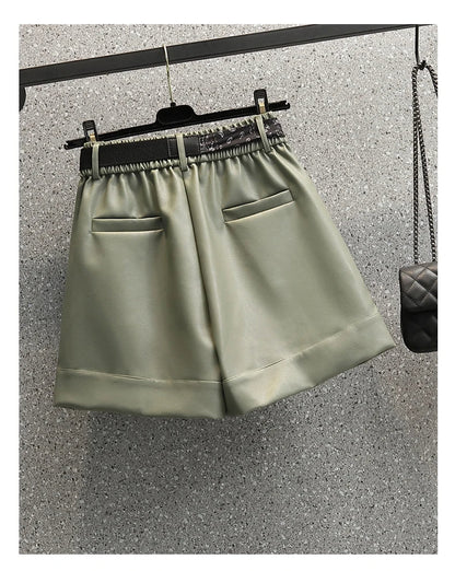 Grüne Ledershorts mit elastischem Bund, Taschen, Damenmode, elegant, stilvoll, Sommerkleidung.