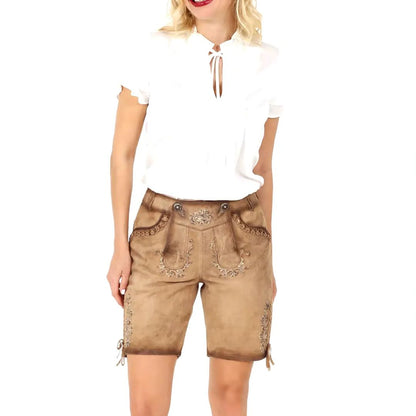 Frau in weißer Bluse und brauner Lederhose, traditionelles bayerisches Trachtenoutfit.