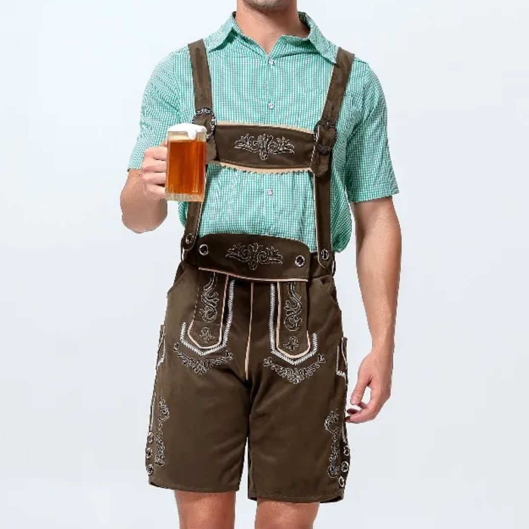 Mann in brauner Lederhose mit Bierkrug, grünem Hemd, traditionelles Oktoberfest-Outfit.
