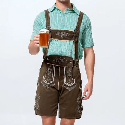 Mann in brauner Lederhose mit Bierkrug, grünem Hemd, traditionelles Oktoberfest-Outfit.
