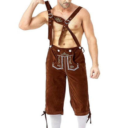 Mann in brauner Lederhose mit Hosenträgern, traditionelles bayerisches Trachtenoutfit.