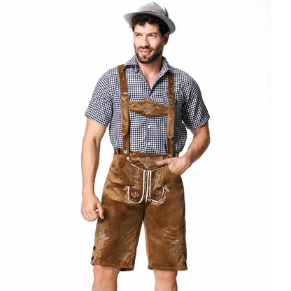 Mann in brauner Lederhose mit Trägern, kariertes Hemd, traditionelles bayerisches Outfit.