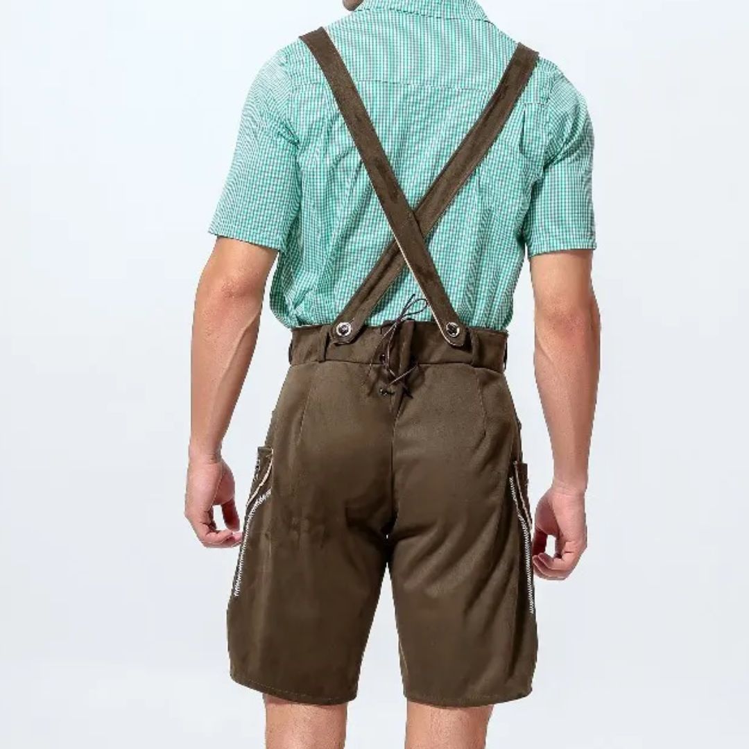 Mann in grüner Trachtenhemd und brauner Lederhose mit Hosenträgern, Rückansicht.