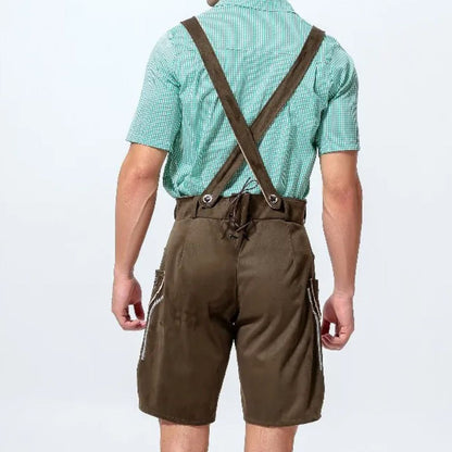 Mann in grüner Trachtenhemd und brauner Lederhose mit Hosenträgern, Rückansicht.