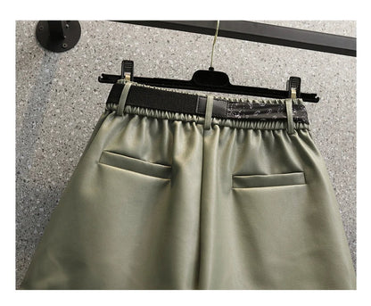 Grüne Lederhose mit elastischem Bund und Taschen, modisch, hochwertig, Damenbekleidung.