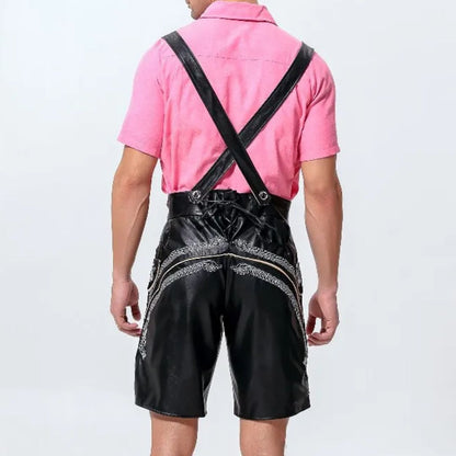 Mann in schwarzer Lederhose mit Hosenträgern, rosa Hemd, traditionelles bayerisches Outfit.