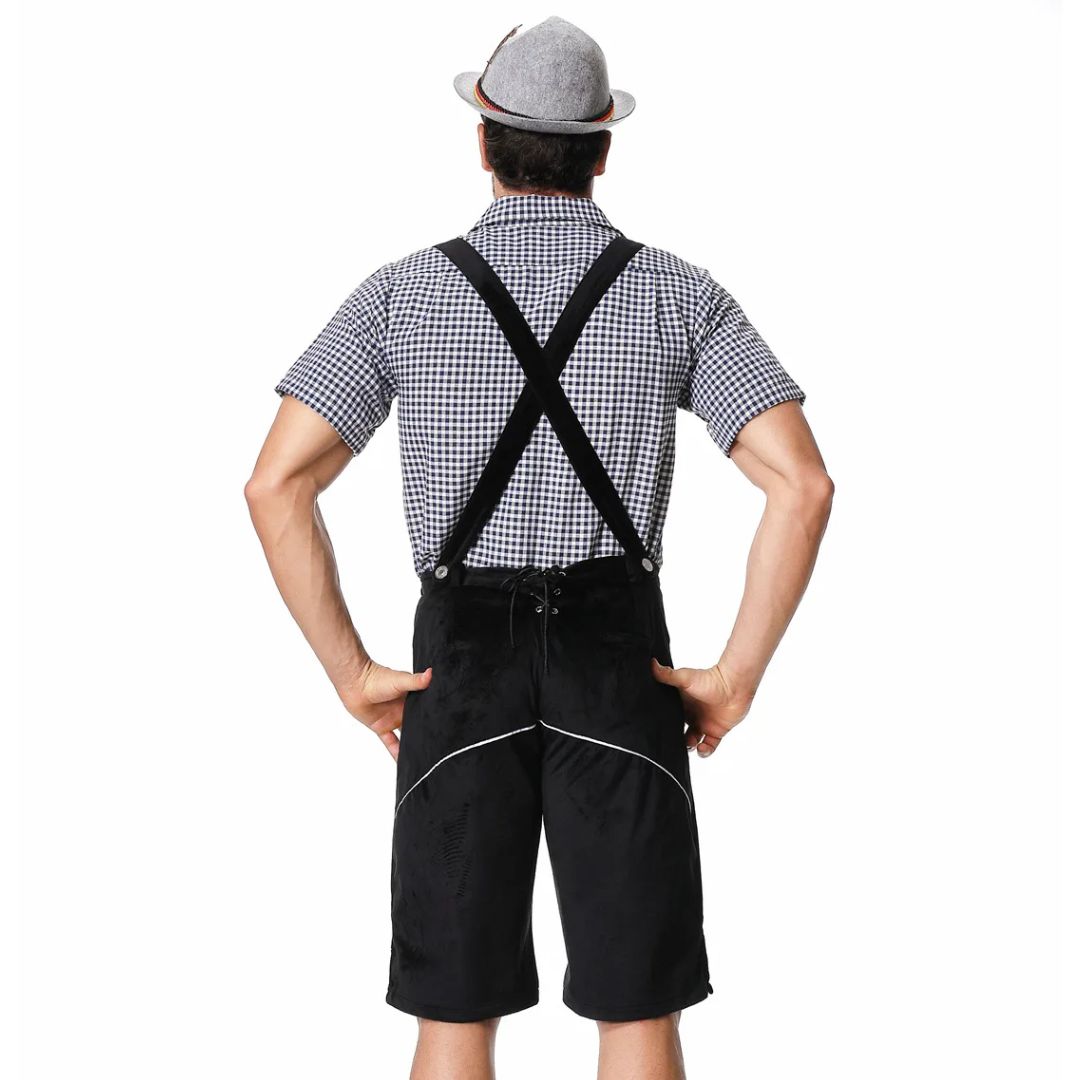 Mann in kariertem Hemd und schwarzer Lederhose mit Hosenträgern, Rückansicht, traditionell.