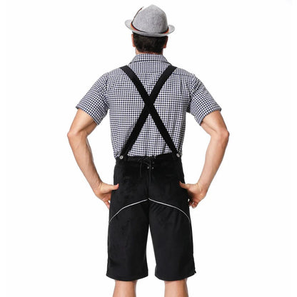 Mann in kariertem Hemd und schwarzer Lederhose mit Hosenträgern, Rückansicht, traditionell.