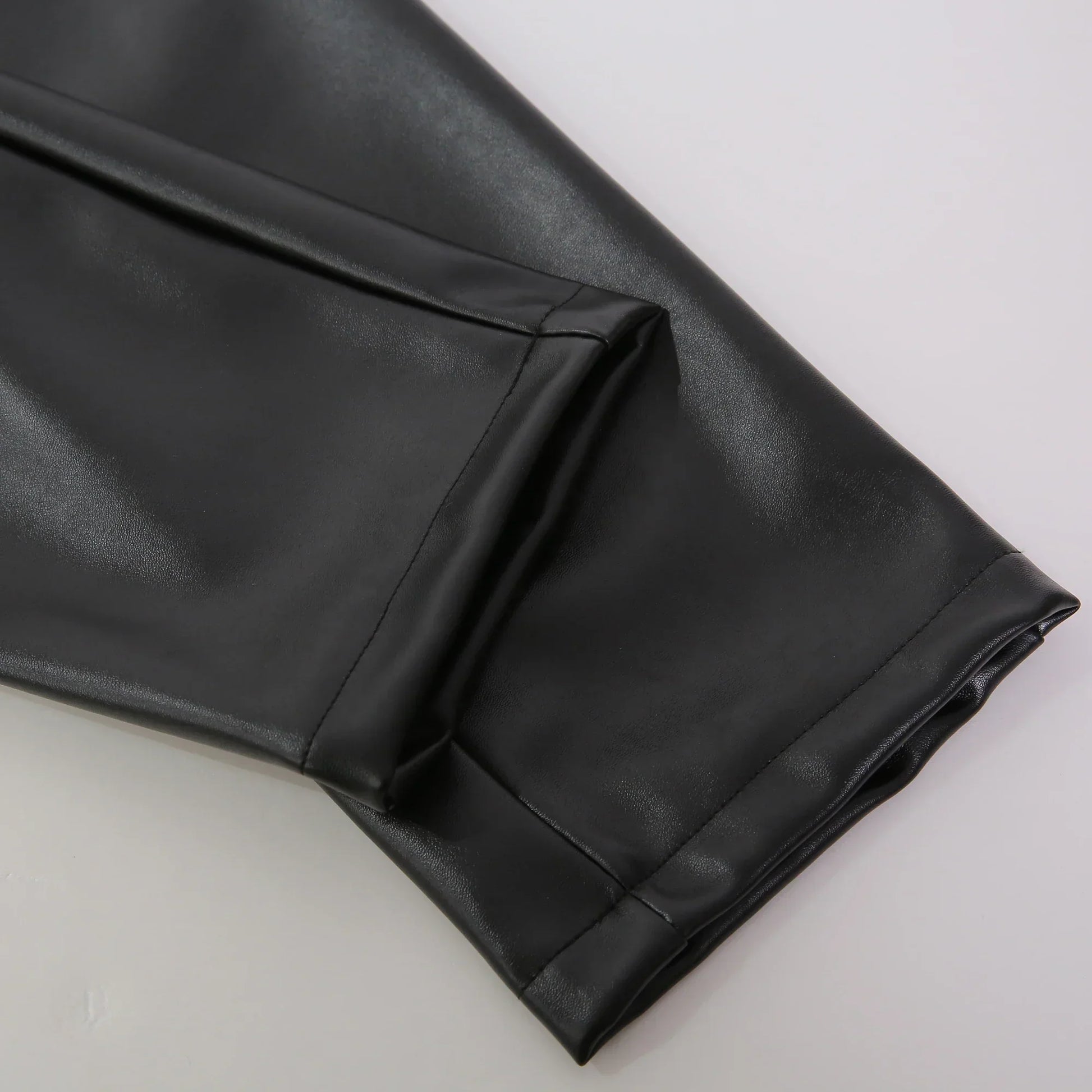 Schwarze PU-Lederhose, eng anliegend, elastisch, modisch, ideal für Punk-Cosplay und Tanz.