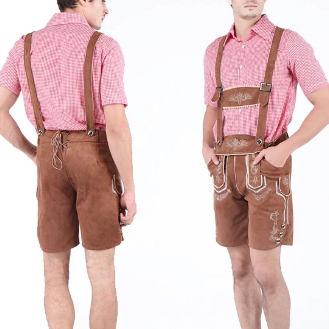 Zwei Männer in braunen Lederhosen mit rotem Karohemd, traditionell bayerische Tracht.