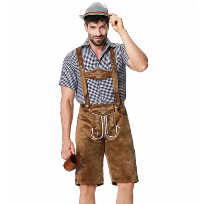 Mann in brauner Lederhose, kariertem Hemd und grauem Hut, hält Bierkrug, Oktoberfest-Outfit.