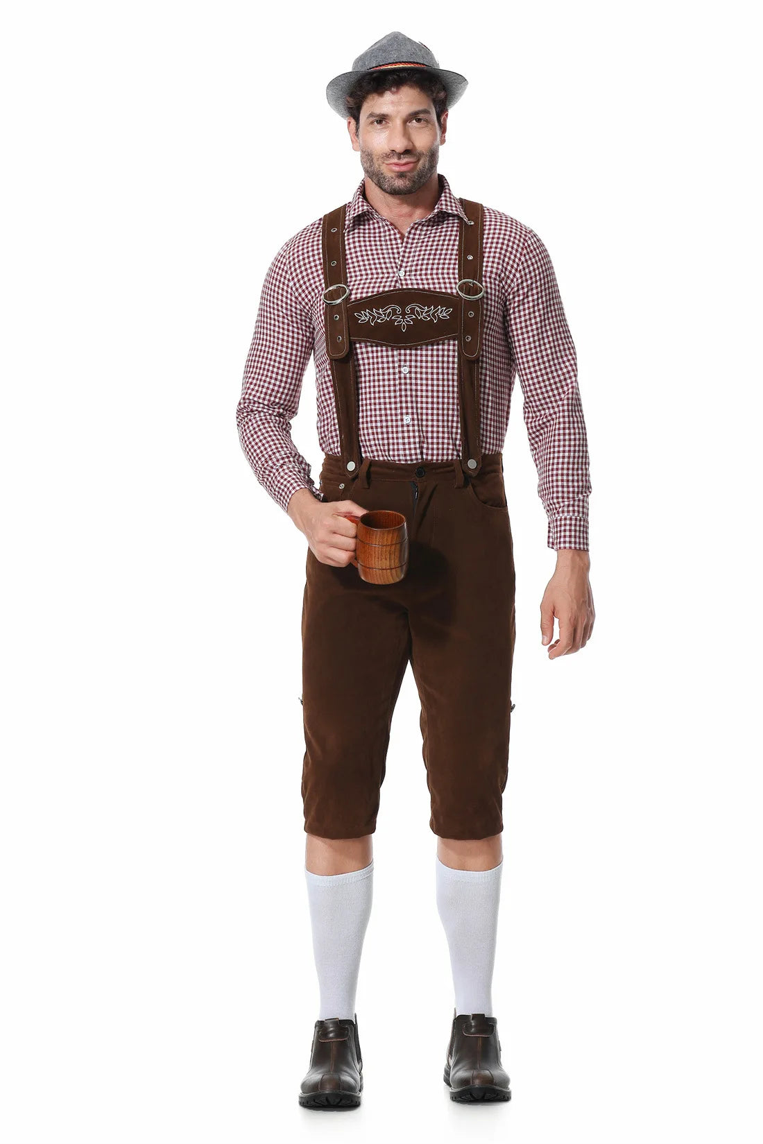 Mann in traditioneller bayerischer Tracht mit Lederhose, kariertem Hemd und Hut, hält Bierkrug.