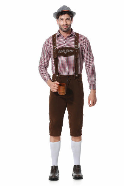 Mann in traditioneller bayerischer Tracht mit Lederhose, kariertem Hemd und Hut, hält Bierkrug.