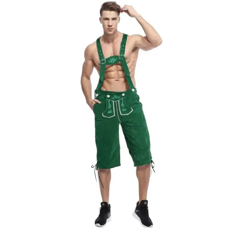 Mann in grüner Lederhose, Trachtenmode, traditionell, Oktoberfest, bayerische Kleidung.
