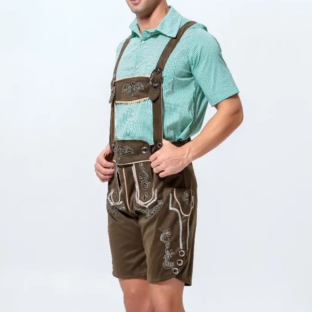 Mann in traditioneller brauner Lederhose mit grünem Hemd, Trachtenmode, Oktoberfest-Outfit.