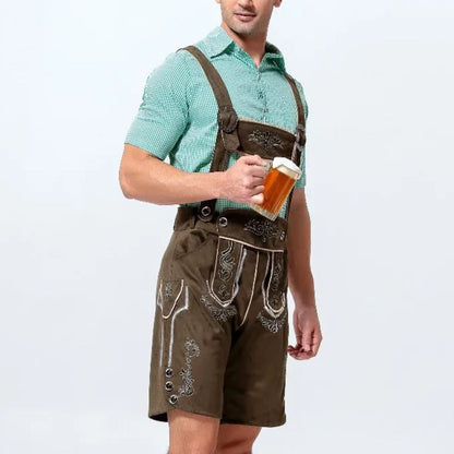 Mann in brauner Lederhose mit Bierkrug, grünem Hemd, traditionelles bayerisches Outfit.